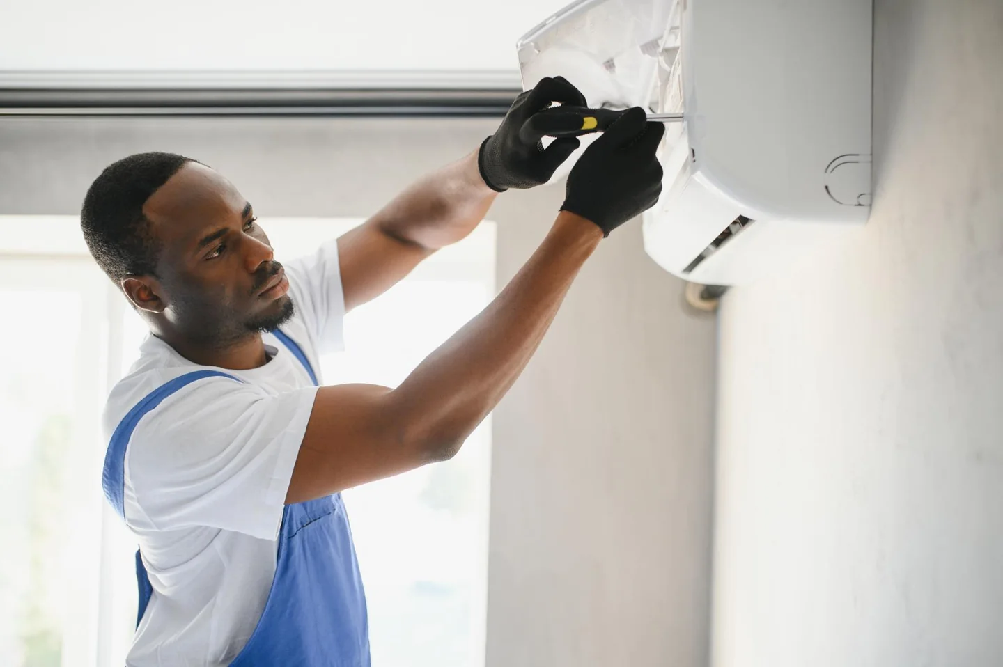 Generic service model using a hand tool on a wall-mounted split air conditioner